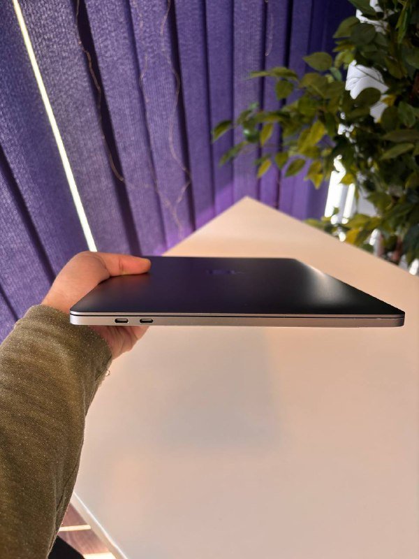 Macbook pro 2018 i5 8/256 GB 4