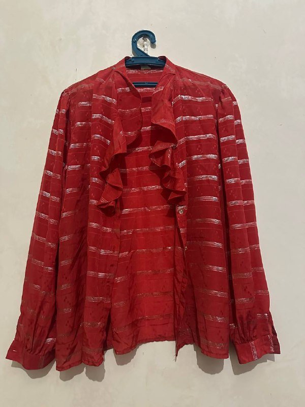 Женская одежда: 4 блузки, 1 брюки