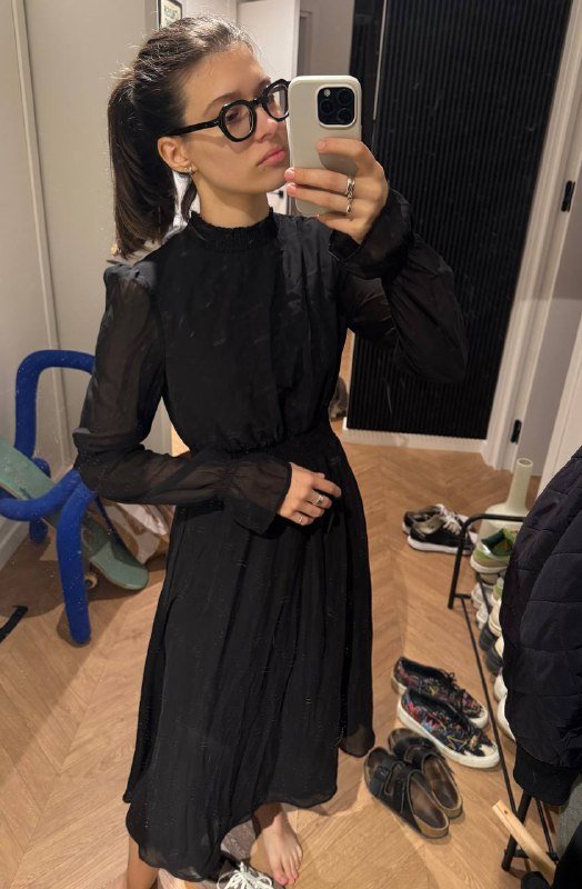 Черное платье струящееся, джинсы Guess бежевые 3