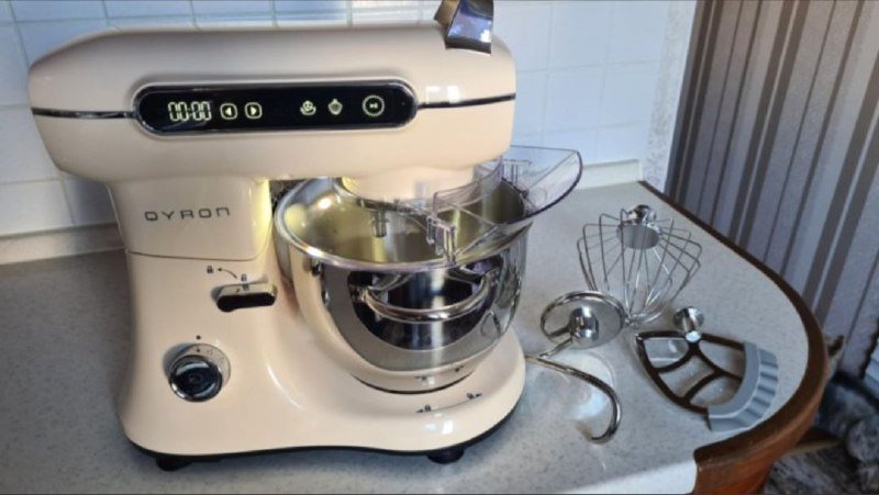 Кухонная машина, стол с 4 стульями, комод, телевизор