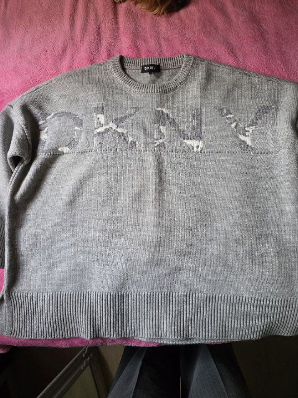 Тёплый свитер DKNY оверсайз