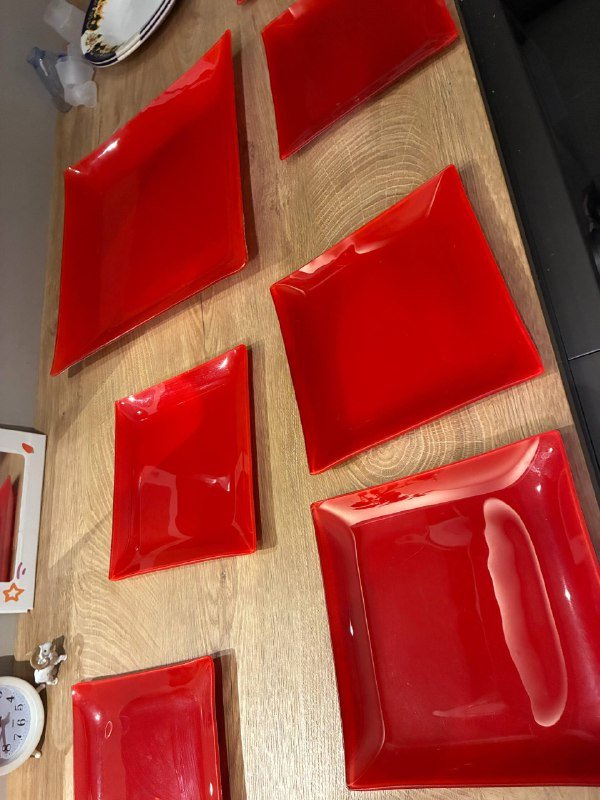 Красные квадратные тарелки 2
