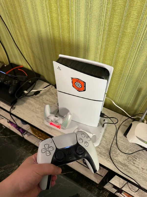 PS5, Apple Watch SE, iPhone SE, руль, наушники 1