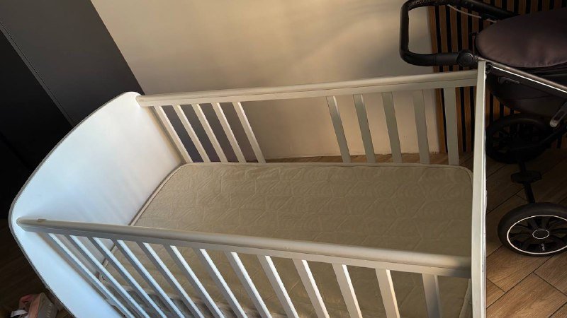 Кроватка с бортиками и постельным бельем 2