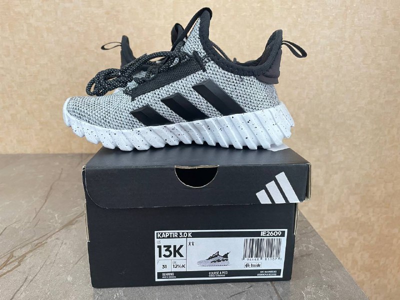 Новые оригинальные детские кроссовки Adidas размер 31 2