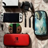 Nintendo Switch OLED с двумя парами контроллеров и чехлами 1