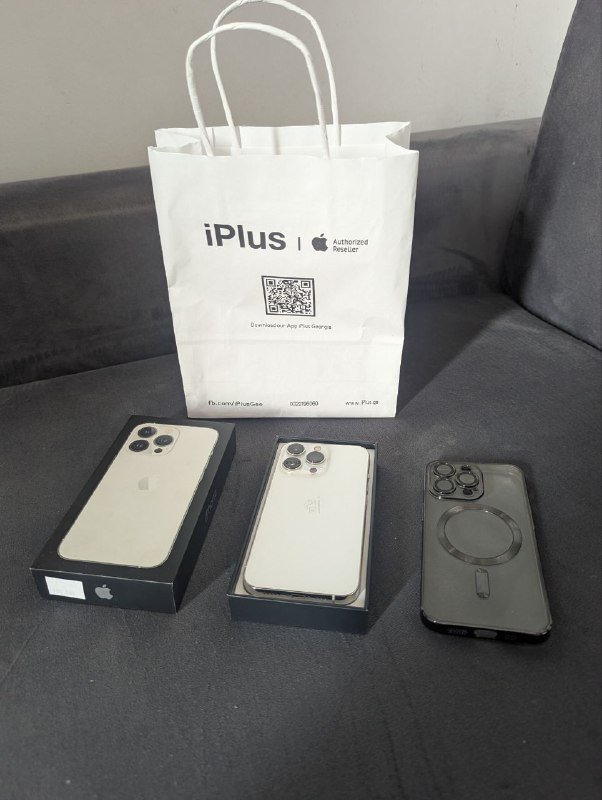 iPhone 13 Pro с MagSafe чехлом и коробкой