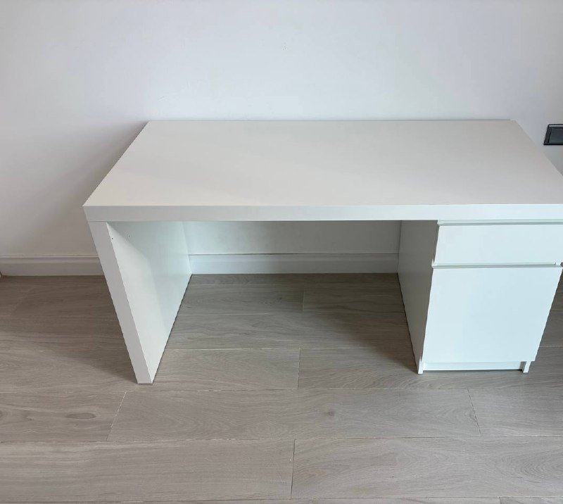 Стол IKEA белый для работы или косметический