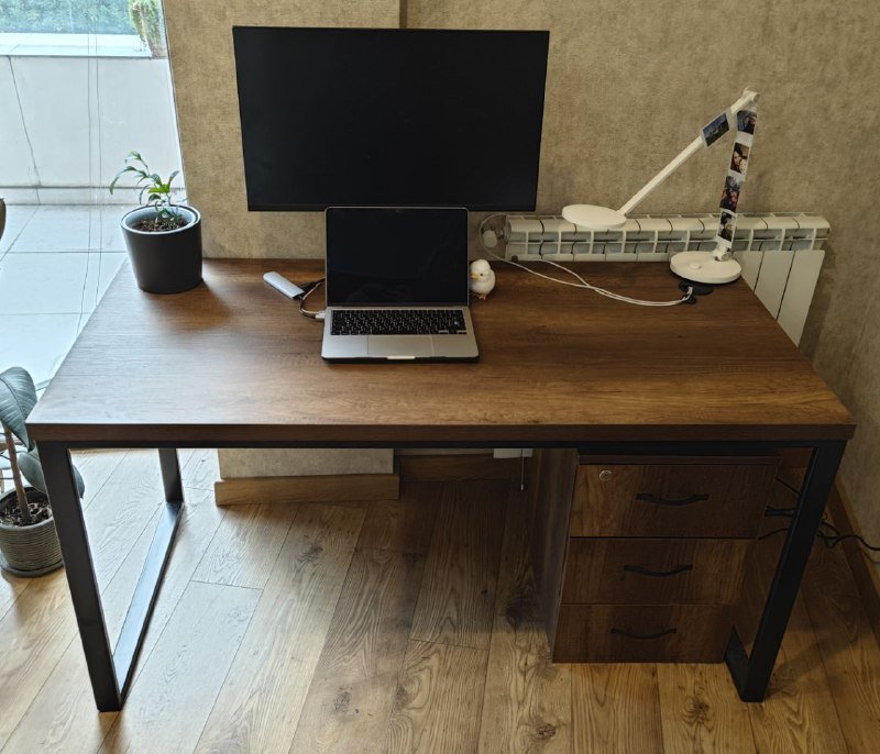 Кастомный рабочий стол 140×70 с тумбой на три ящика