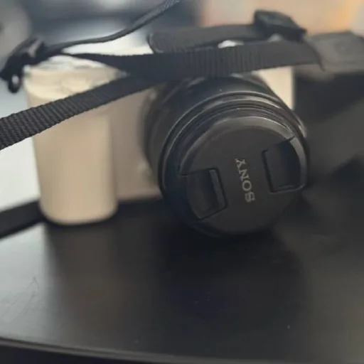 Sony ZV-E10, объектив Sony 35 mm, аккумуляторы, фильтры, флешка, штатив