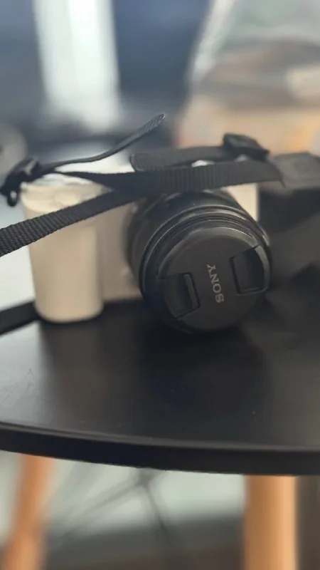 Sony ZV-E10, объектив Sony 35 mm, аккумуляторы, фильтры, флешка, штатив