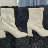 Белые ботильоны Bershka на широком каблуке 1