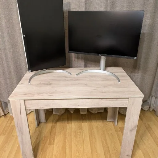 Мониторы LG 27UP650, стол