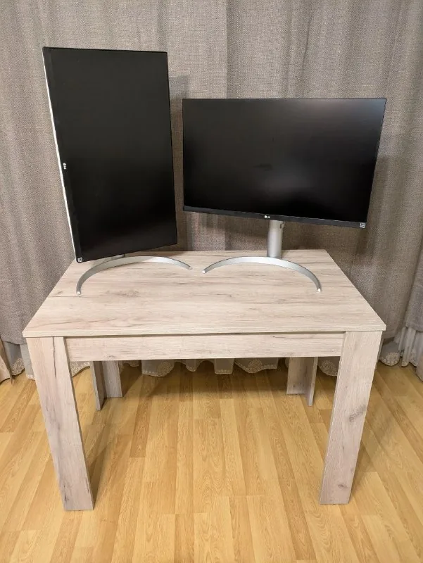 Мониторы LG 27UP650, стол