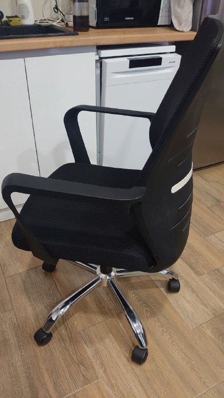 Компьютерный стол Domino, Компьютерный стол Jusk Gamer, Черное кресло, Бордовое кресло 2