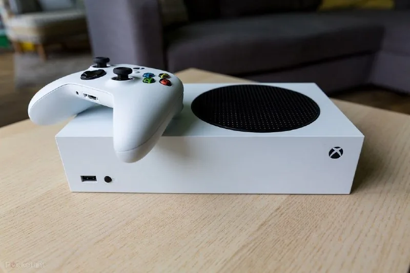 Xbox Series с геймпадом