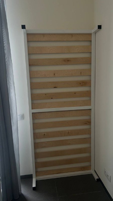 Кровать с железным каркасом и ортопедический матрас