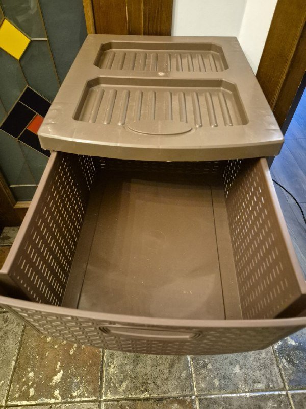 рабочий стол и пластмассовая полка 2