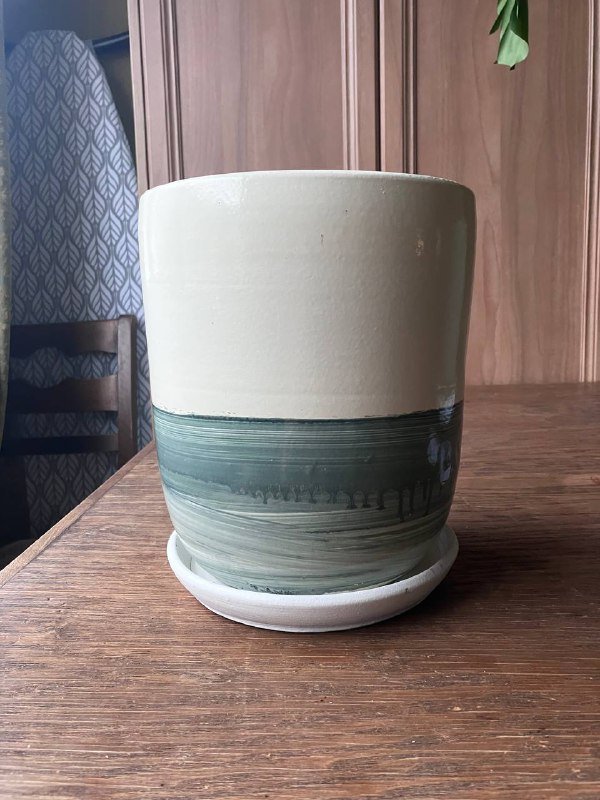 Горшок керамический с отверстием и блюдцем