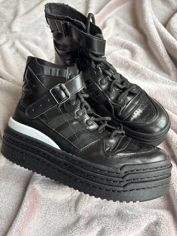 Джинсовая куртка Levi’s, Кроссовки Adidas, Женская куртка Jack Wolfskin, Джинсы Levi’s, Спортивные штани Chiemsee, Легкая женская куртка Napapijri, Кофта на молнии Rab, Жилетка The Stronghold, Ветровка Kappa 2