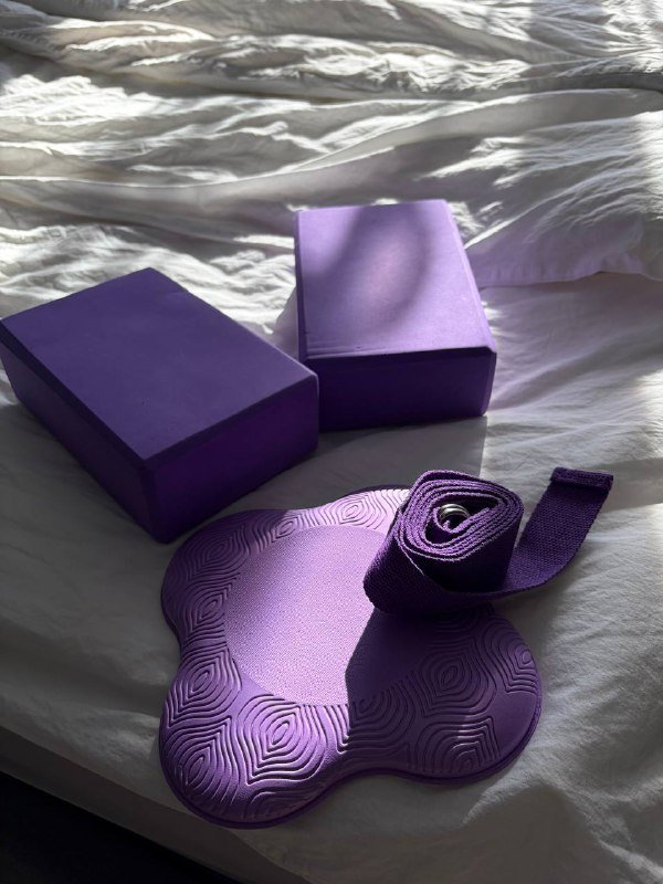 коврик, два йога блока, ремешок для йоги, подкладка под колено