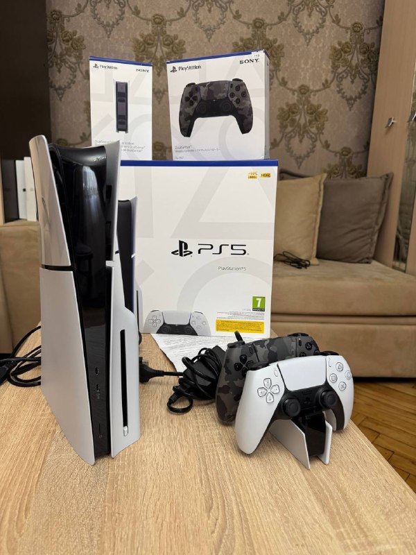 PlayStation 5 1TB (disc), Dualsense controllers, Charging hub