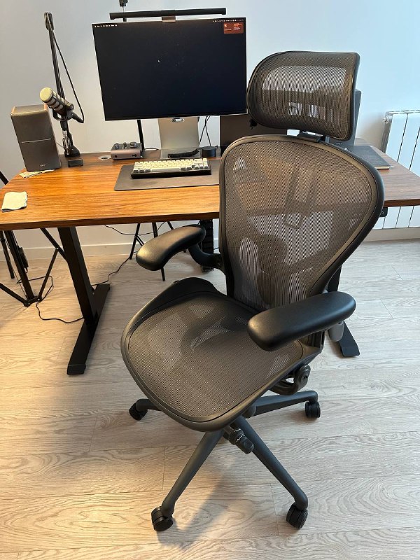 Стул Herman Miller Aeron размер B с подголовником и колесиками