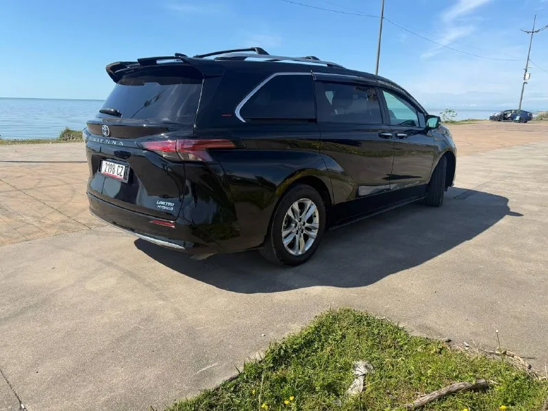 Toyota Sienna Limited 2022 3
