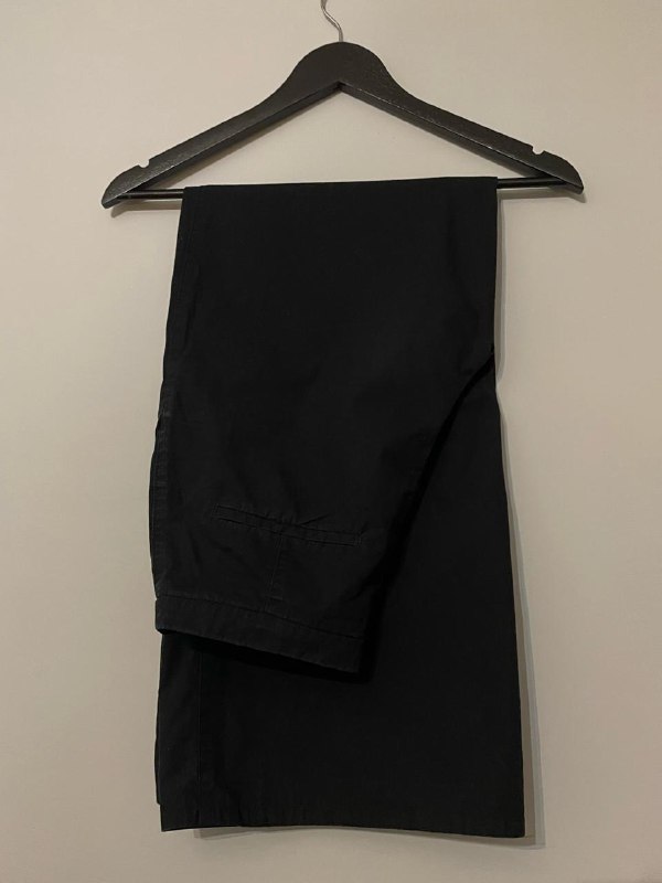 Фиолетовый хлопковый лонгслив COS, белая футболка Zara Home, черные брюки Massimo Dutti 7