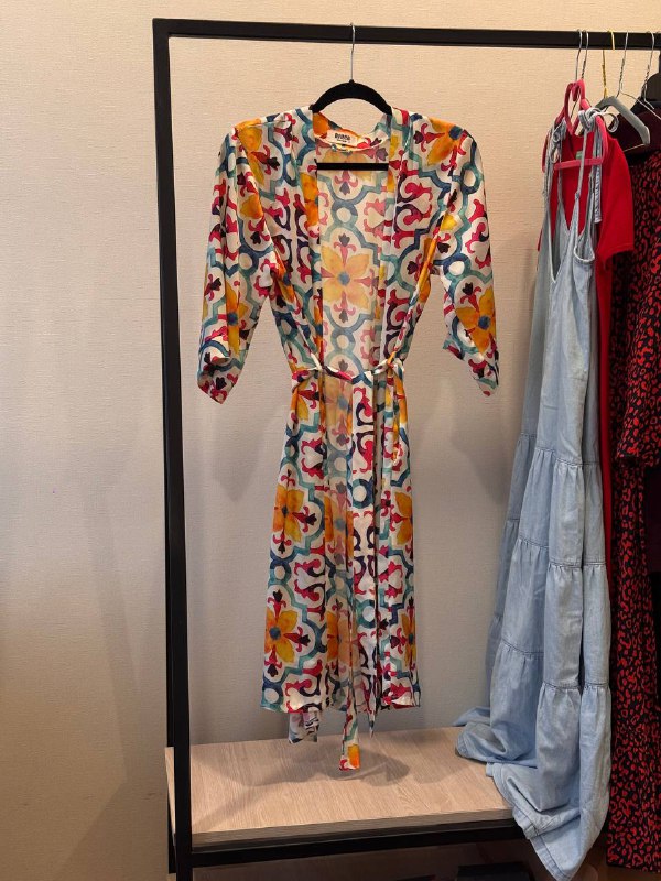 Платье красное с принтом Zara, трикотажное, пыльно-розовое, белое, халат Ninel, сарафан деним Mango 7
