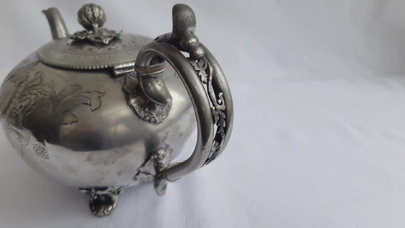 Старинный серебристый чайник с узорами 5