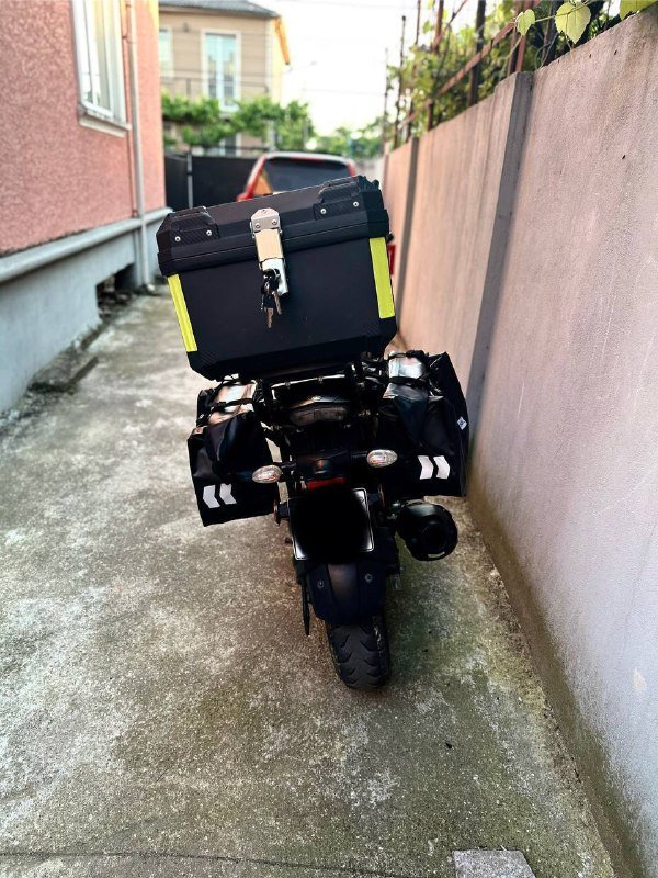 Кофр для мотоцикла с комплектом ключей и наклейками