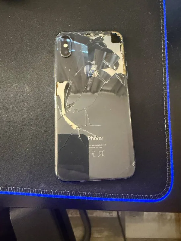 Разбитый iPhone 1