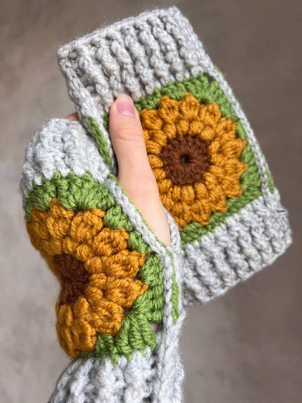 Митенки с подсолнухами из плотной пряжи 2