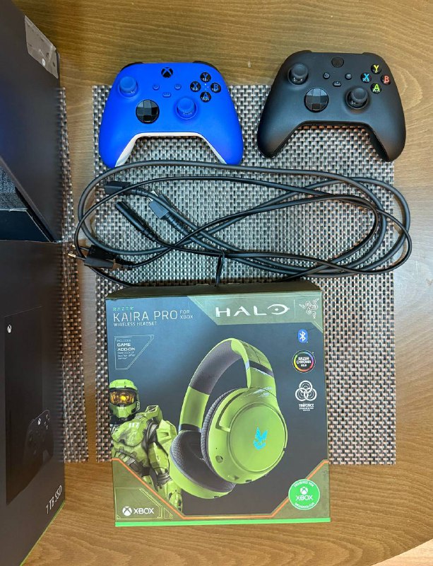 Xbox Series X 1TB с 2 геймпадами и беспроводными наушниками 2