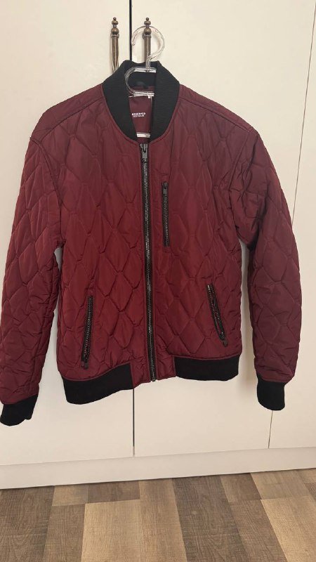 Куртка Zara, Куртка-бомбер Reserved, Розовый джемпер, Очки Jimmy Choo