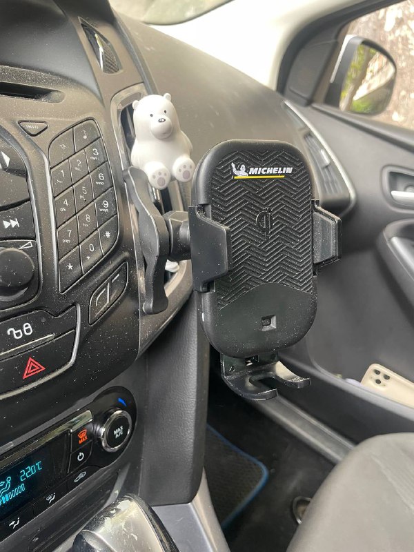 Беспроводное автомобильное зарядное устройство с креплениями 3