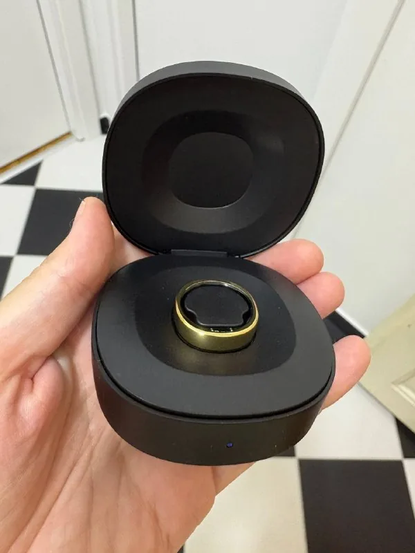 умное кольцо RingConn Gen 2 Gold, зарядный кейс 1