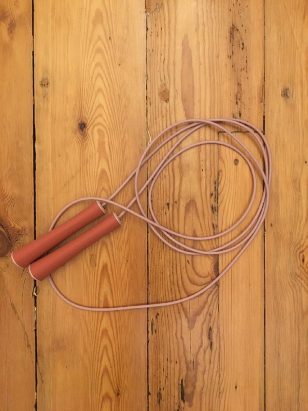 Насос велосипедный, фонарь, сумка, плавки, горнолыжные штаны, карабин с компасом 4