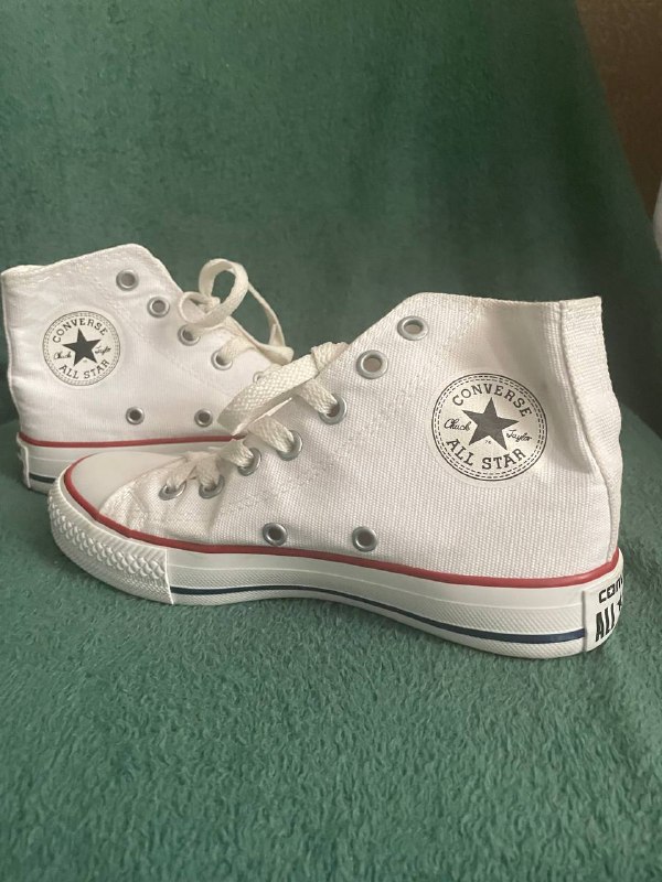 Кеды Convers размер 36, Ботинки PRADA размер 36,5/37, Джинсы бренд CROPP EUR 32, Джинсы Slims EUR 28/30, Бомбер новый размер M/L