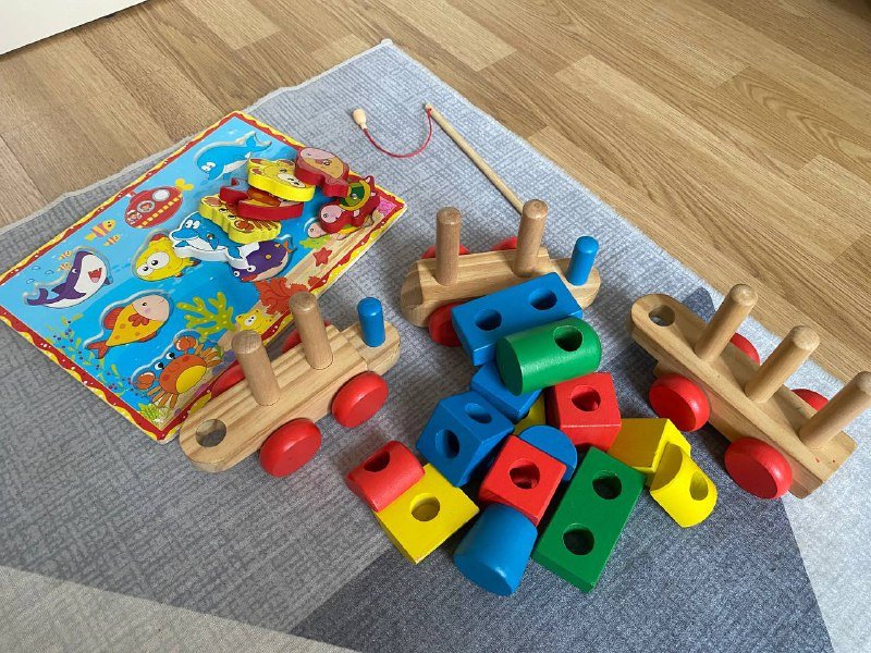 Набор деревянных игрушек, растяжка с картинками, музыкальная игрушка