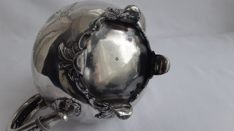 Старинный серебристый чайник с узорами 10