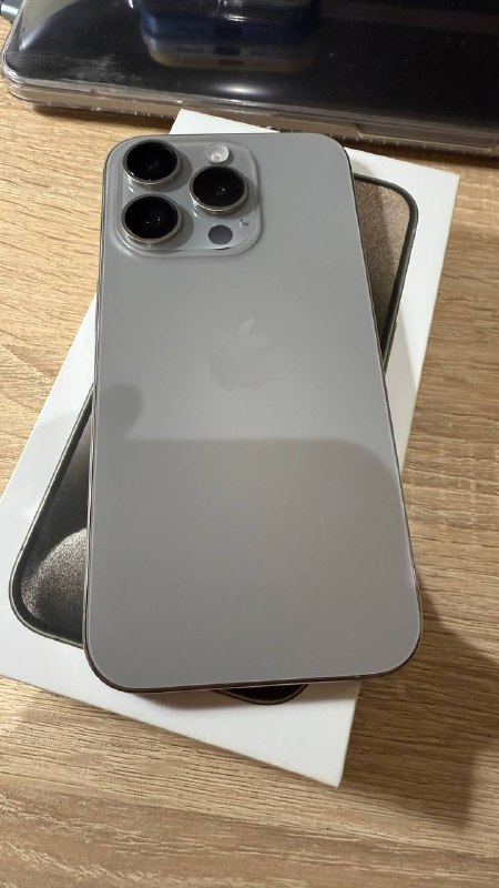 Iphone 15 pro 128 gb natural titanium, 2 чехла