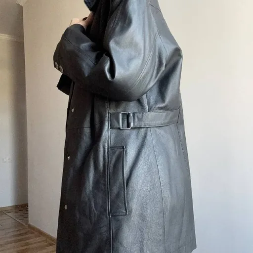 Чорний шкіряний плащ