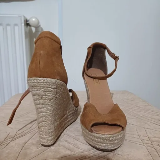 Женские босоножки
