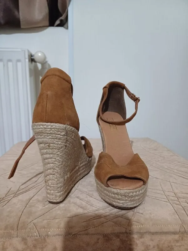 Женские босоножки