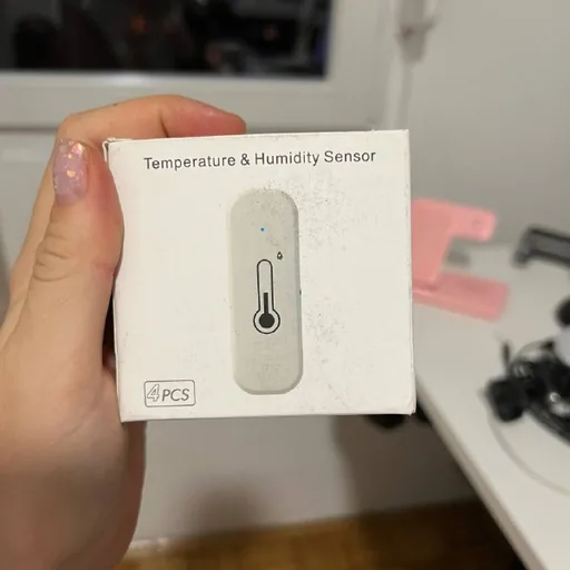 Четыре датчика температуры и влажности Zigbee