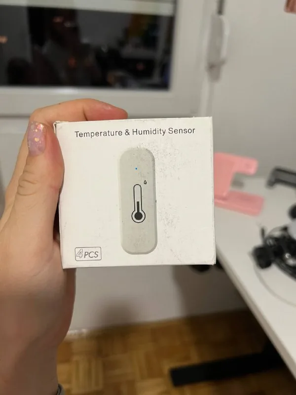 Четыре датчика температуры и влажности Zigbee