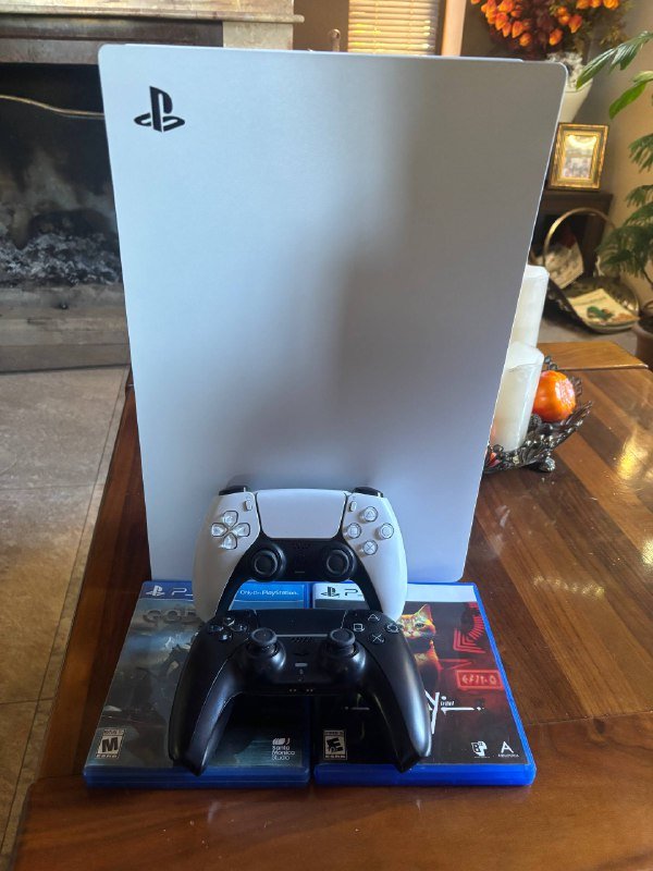 Playstation 5, 2 джойстика, 2 игры God of War, Stray 4