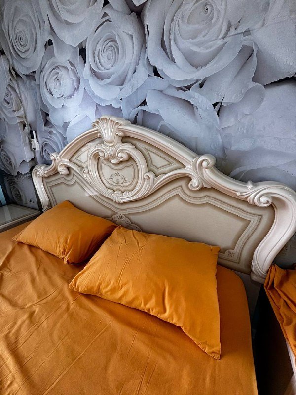 Коричневый комод, шкаф, тумбочки, кровать, зеркало, обувница, вешалка 7